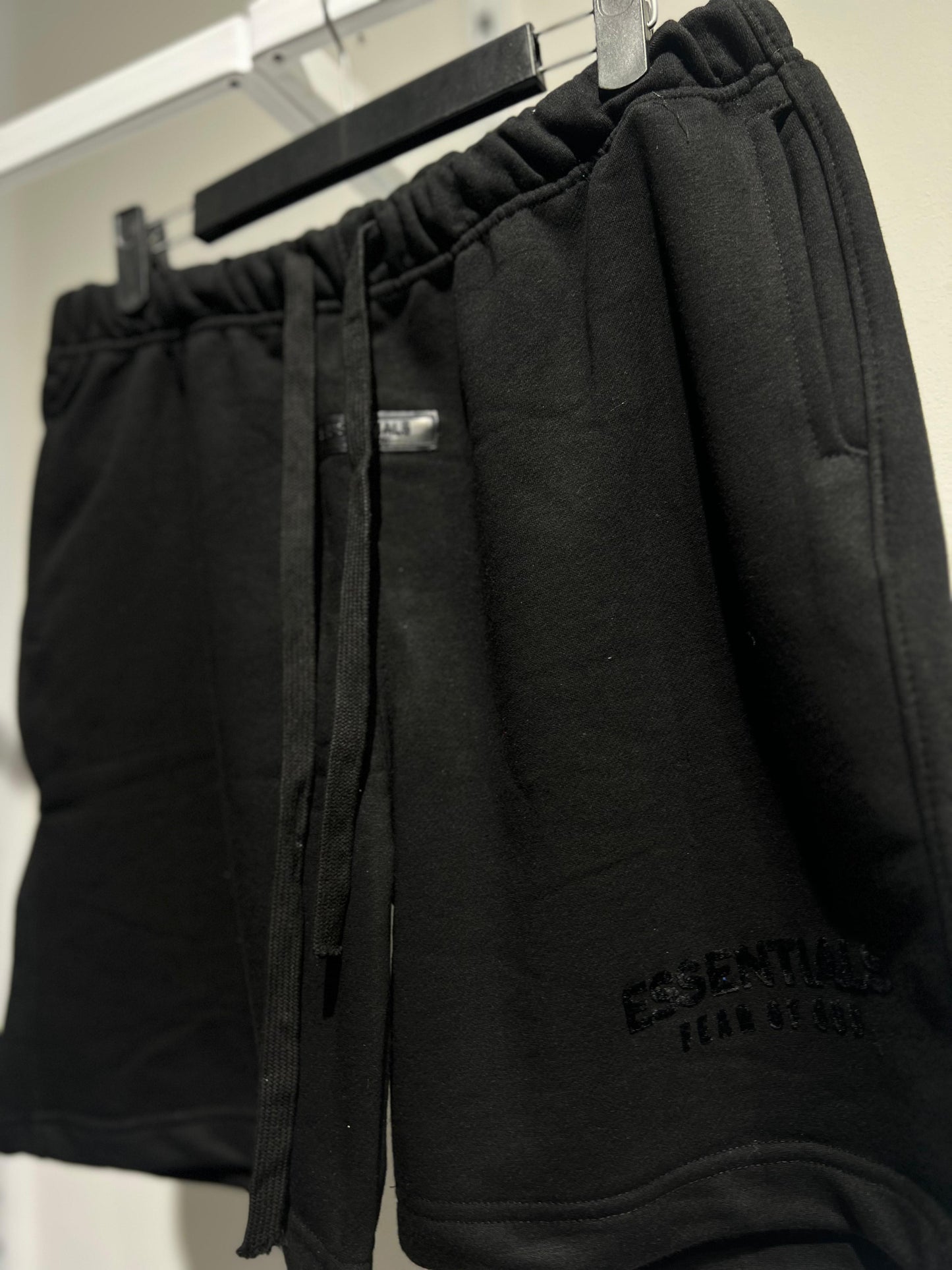 ESSENTIALS premium short
