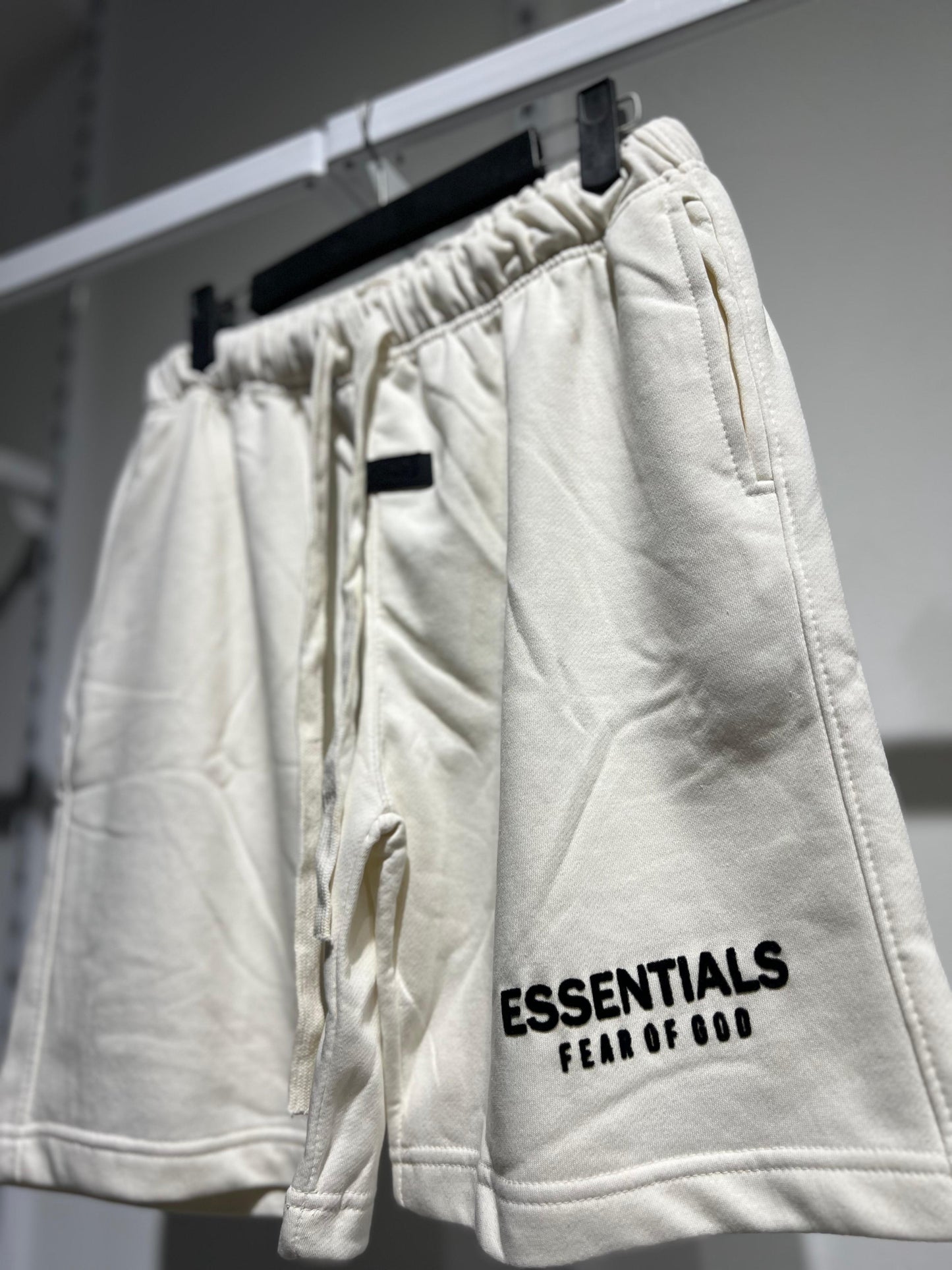 ESSENTIALS premium short