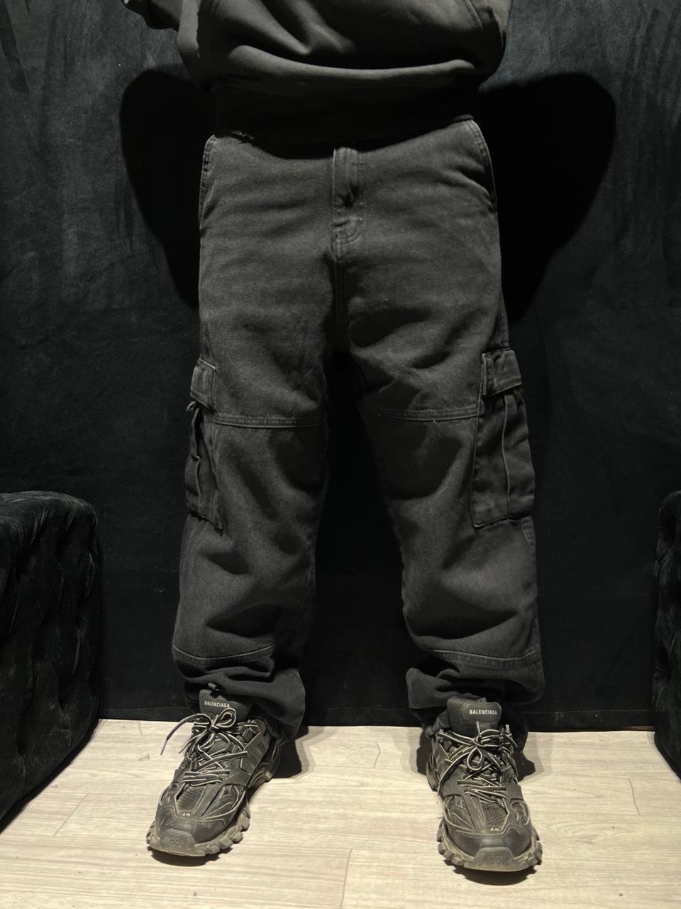BLACK CARGO JEANS